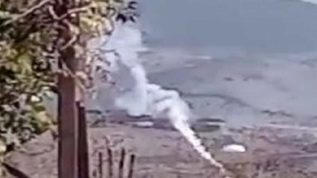 بالفيديو: قذيقة “ضوئية” تُشعل حريقاً بين “بلدتين” عند الحدود الجنوبية