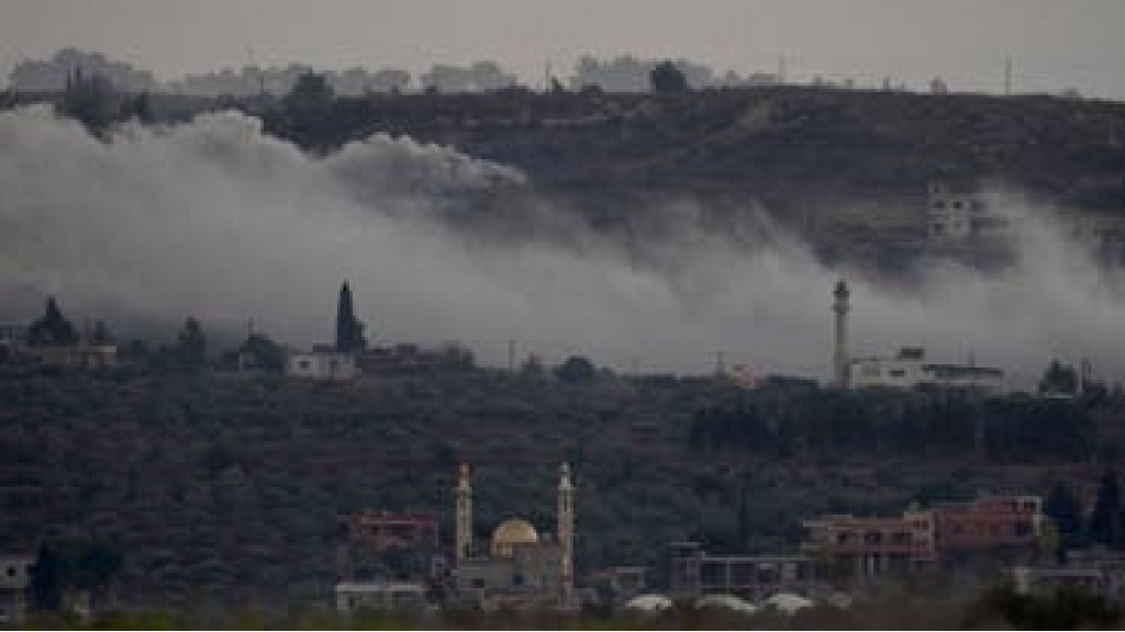 احتراق صالة للمفروشات في طيرحرفا جراء القصف المعادي