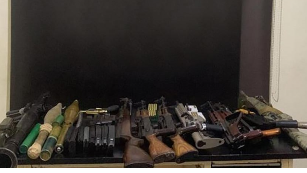الجيش: توقيف شخصين لإقدامهما على الإتجار بالأسلحة الحربية