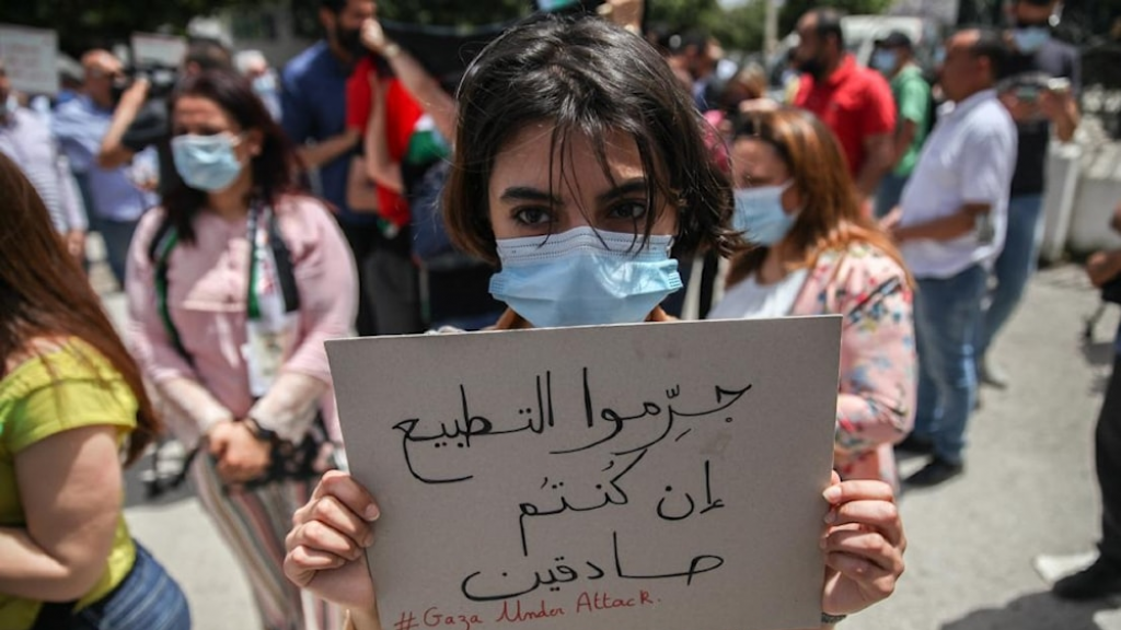 تزامناً مع مناقشة قانون يجرّم التطبيع.. تظاهرات أمام برلمان تونس لتمريره