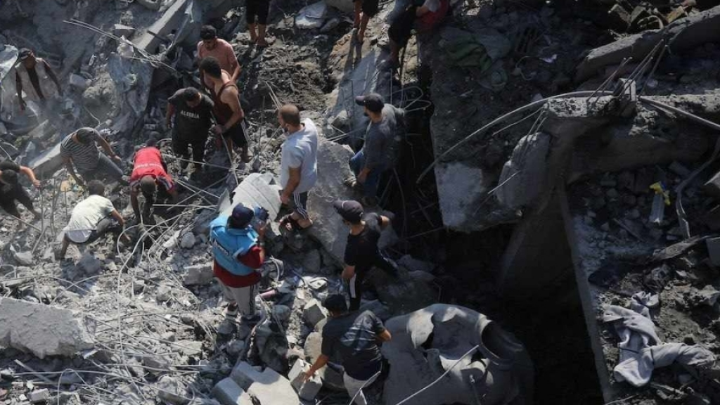 الاحتلال يستهدف حفاري القبور شمالي غزة.. ويرتكب مجزرة في مخيم المغازي