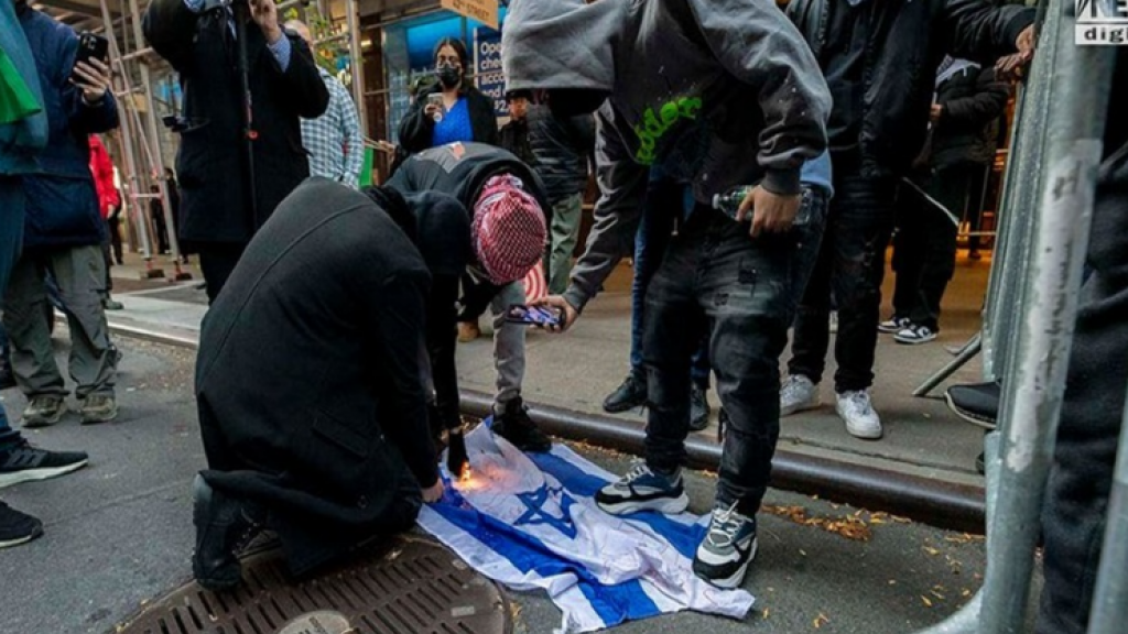 بالفيديو - تدافع بين متظاهرين مؤيدين لفلسطين وآخرين مؤيدين لإسرائيل في نيويورك