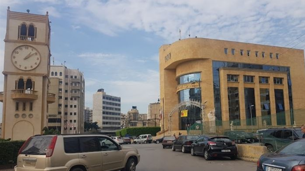 بالصور والفيديو: مرافقو جبارة يعتدون بالضرب على موظفين في بلدية 