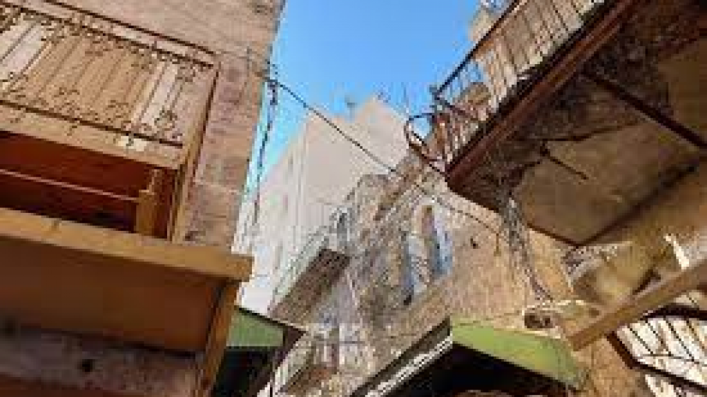 حظر تجوّل على الفلسطينيّين في الخليل القديمة انتقاماً من المقاومة
