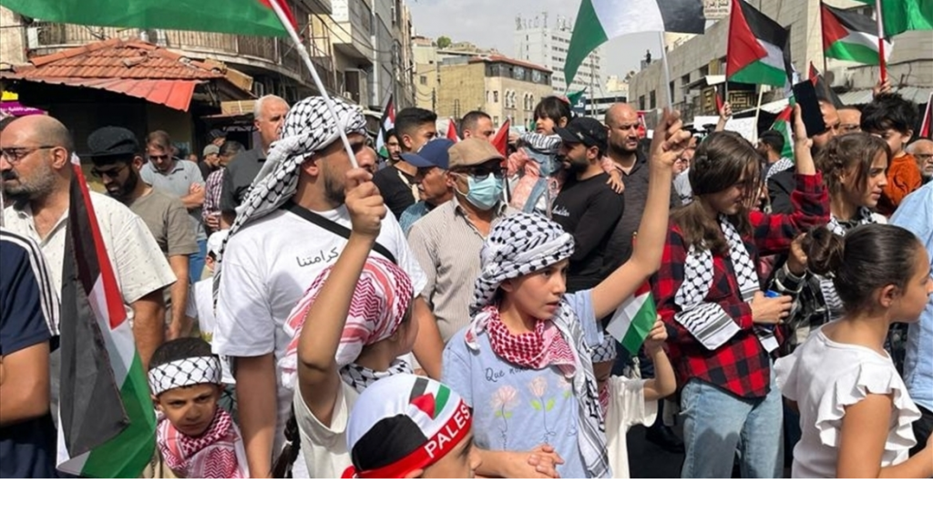 “على الدول أن تستفيق من غيبوبتها”.. مئات الأطفال بالأردن يشاركون بمسيرة تضامنية مع أقرانهم في غزة