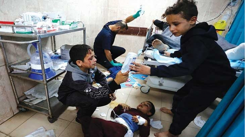 اقتحام «مجمّع الشفاء»: جنود الاحتلال ضربوا المرضى وألقوا بالأطفال في الشارع