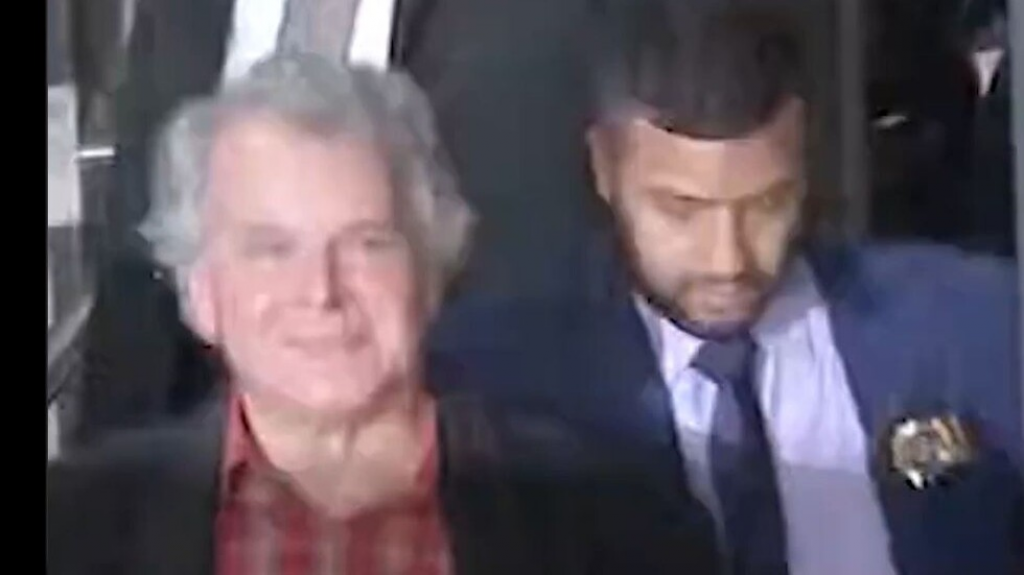 لحظة القبض على المسؤول الأمريكي السابق بطل فيديو 