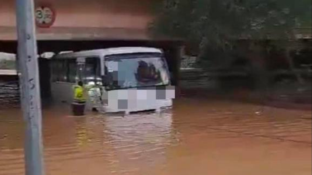 الأمطار تتسبّب باحتجاز تلامذة في باص!!!