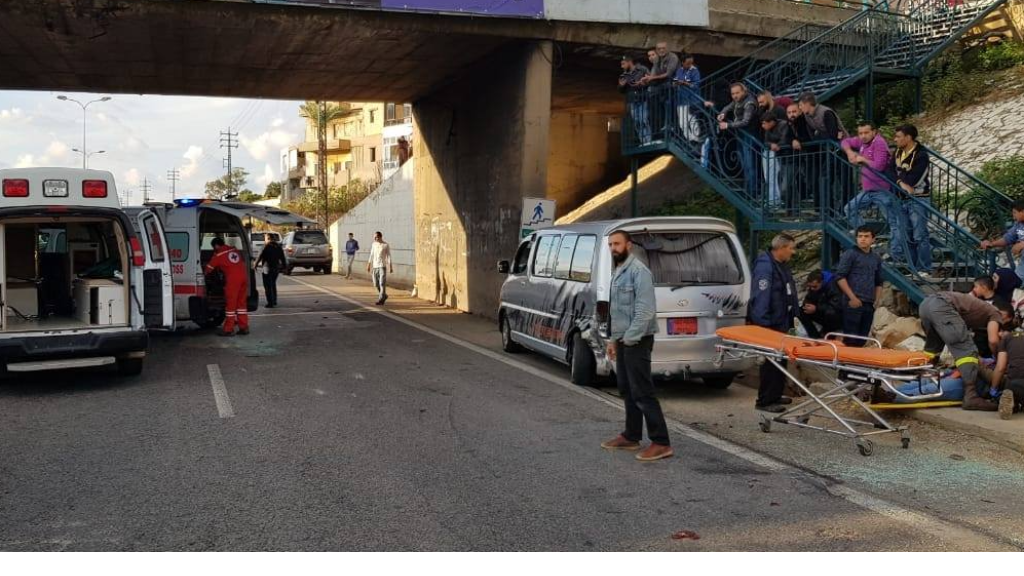 جرحى في حادث سير بين آليتي توك توك على اوتوستراد جبيل عمشيت