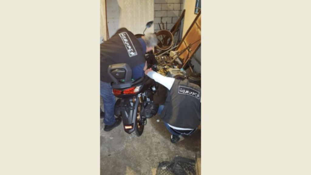 حرس بيروت: حجز دراجة نارية مسروقة في شاتيلا وتوقيف شخص شهر مسدسه في وجه عناصر الدورية