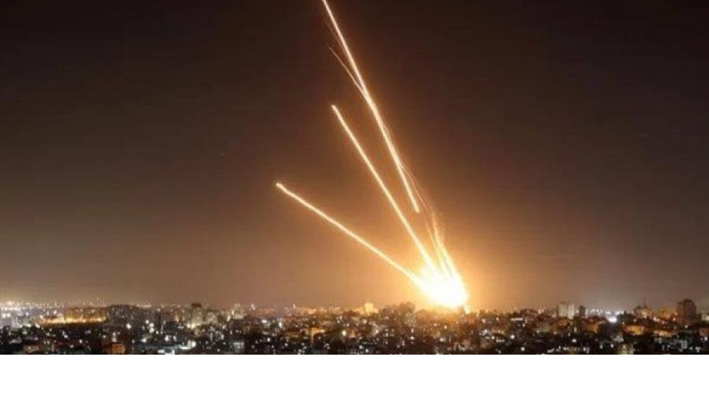 فيديو من طائرة ركاب للحظة اختراق صواريخ القسام أجواء تل أبيب
