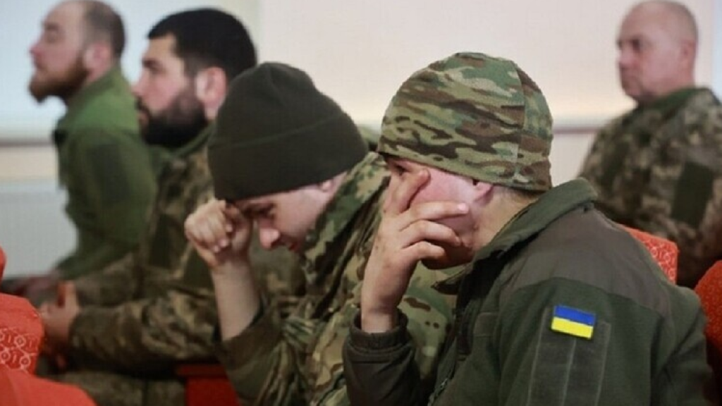 سائق مدرعة مخمور نقل مجموعة من العسكريين الأوكرانيين إلى موقع روسي!!!
