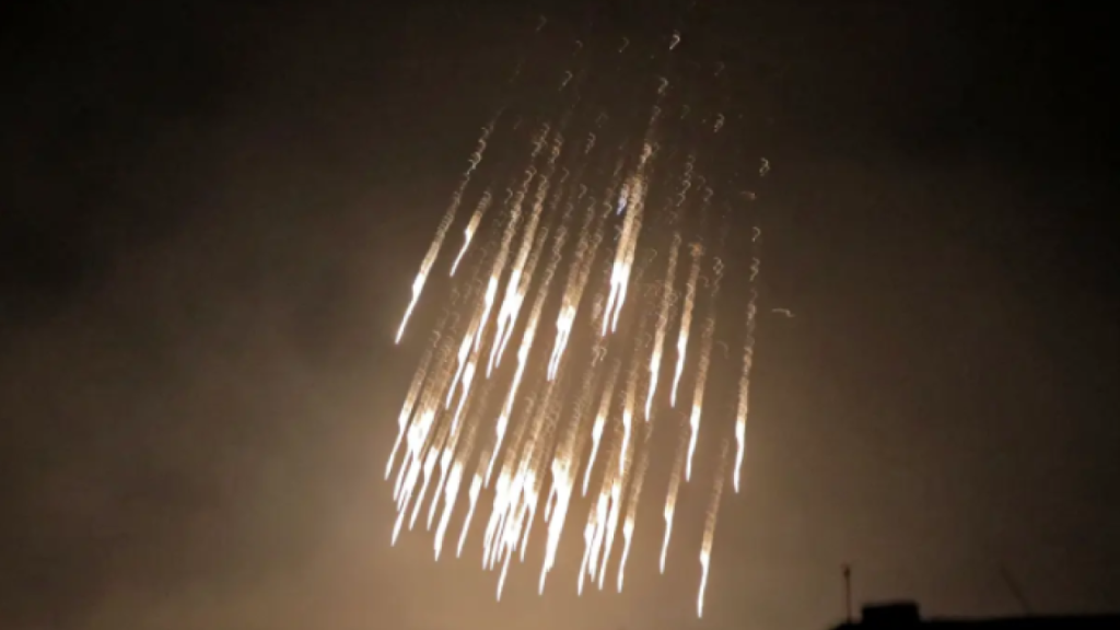 بالفيديو - قصف فوسفوري كثيف يستهدف ميس الجبل