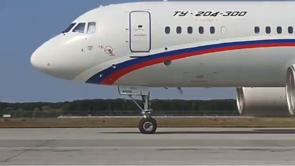 النيران تندلع في محرك طائرة روسية بعد إقلاعها وقائدها يتخذ قرارا سريعا (فيديو)