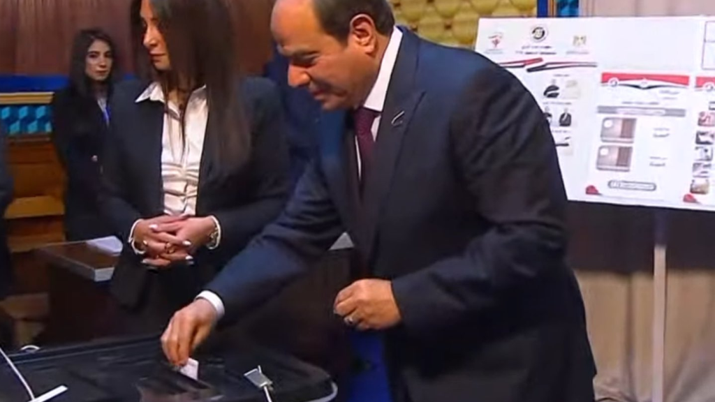 السيسي يدلي بصوته في الانتخابات الرئاسية المصرية (فيديو)