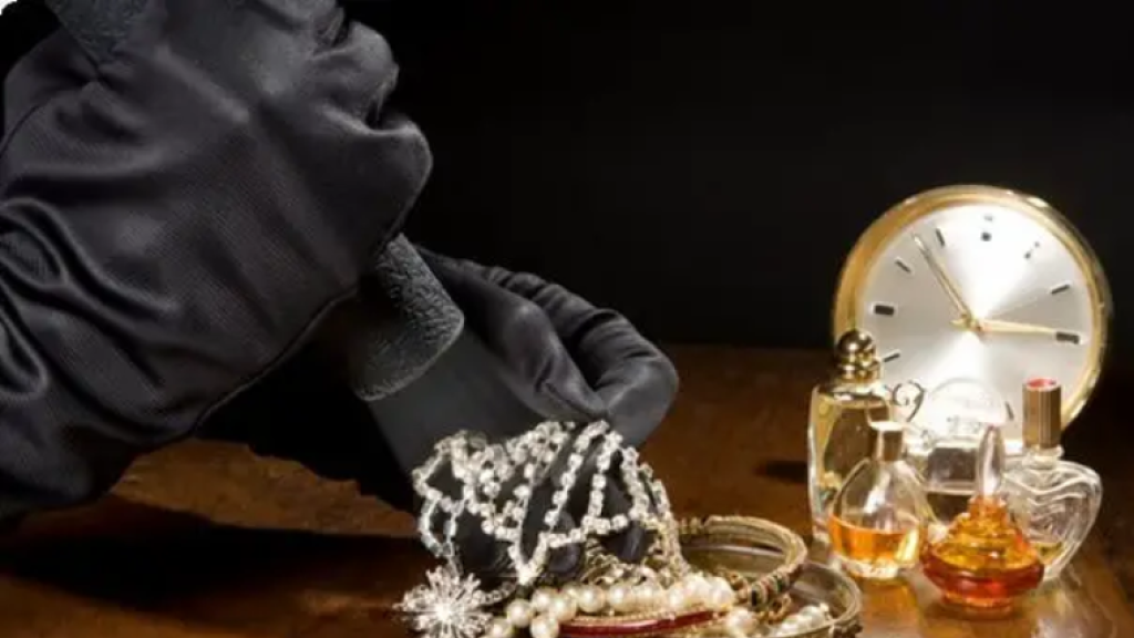 نفذّن عملية سرقة طالت مبالغ مالية ومصاغًا ذهبية ... ووقعن في قبضة الأمن!