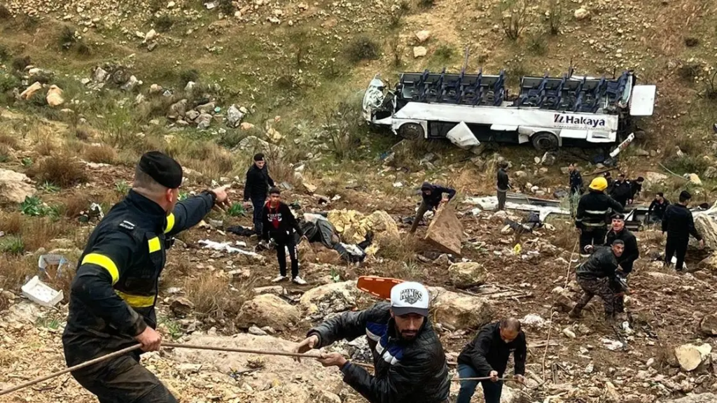 بالفيديو والصور - حادث سير مروع في الأردن.. خمس جثث بوادٍ سحيق.. وعشرات الإصابات