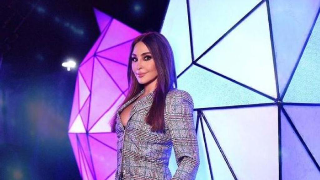 إليسا في موقف محرج بسبب تمزق بنطالها.. وصورها توثق