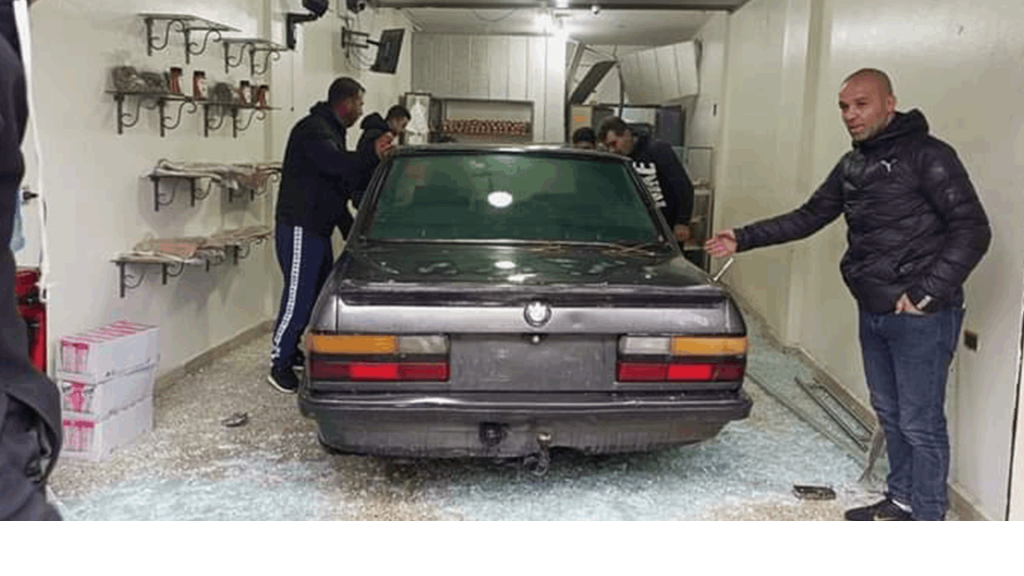 سيارة اجتاحت فرنًا في الزهراني والأضرار مادية