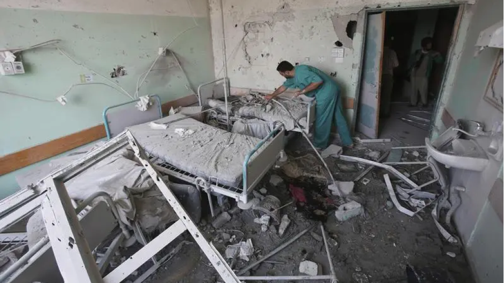 قصة مستشفى ميداني بوسط غزة.. لا يملك سوى الشاش واليود