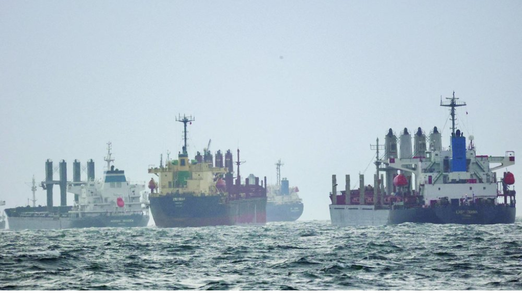  إصابة شخصين بجروح جراء انفجار لغم بسفينة تجارية في البحر الأسود