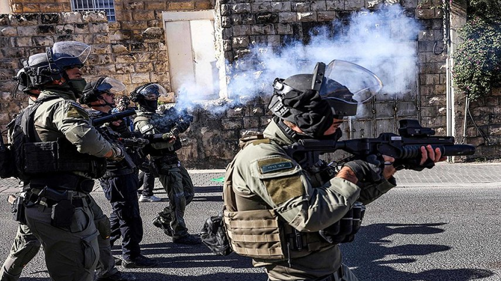 الاحتلال يصيب عشرات المصلين بالاختناق في القدس المحتلة 