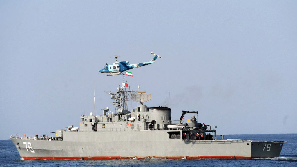 إيران تحرك مدمرة وسفينة حربية نحو البحر الأحمر