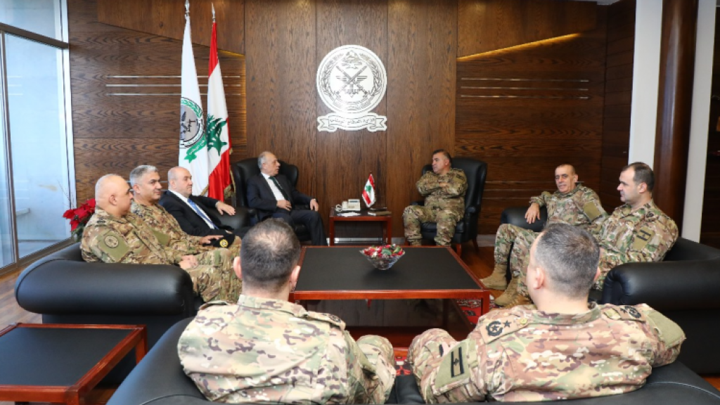 وزير الدفاع التقى رئيس المحكمة العسكرية مع وفد