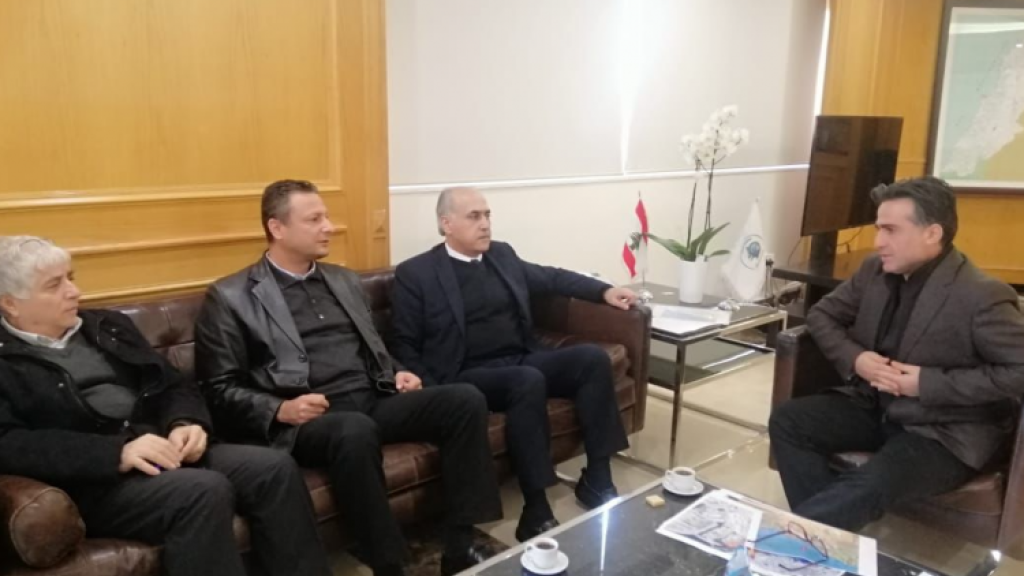 حمية تابع مع ابو الحسن موضوع انهيارات الاتربة والصخور على بعض الطرقات الجبلية