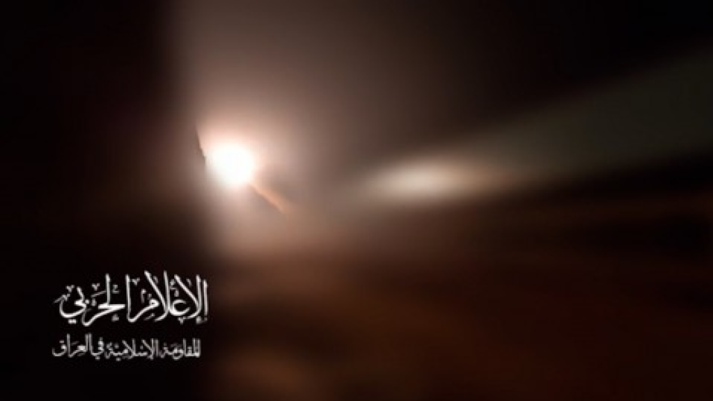 بصاروخ “الأرقب” المطور.. المقاومة العراقية تقصف “هدفاً حيوياً” في مدينة حيفا المحتلة وتهدد بالمزيد من الضربات.. (فيديو)