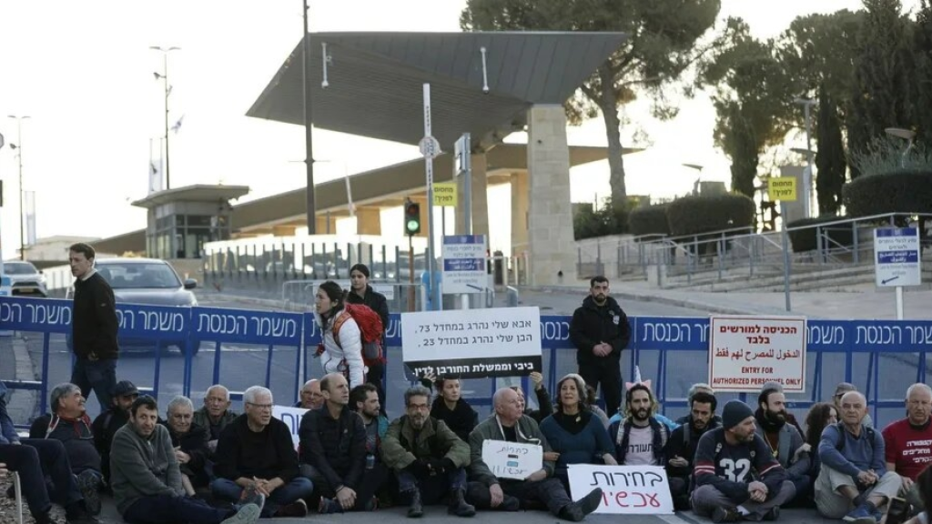 داعين إلى إجراء انتخابات.. عشرات المتظاهرين الإسرائيليين يغلقون المدخل الرئيسي للكنيست
