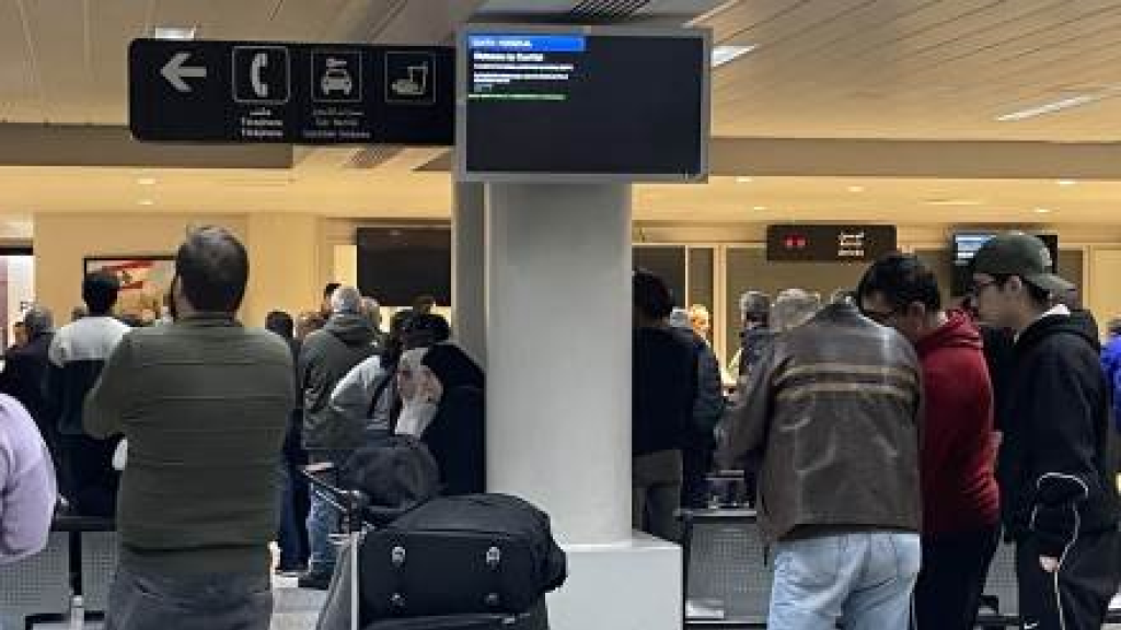 ما الذي دخل أو خرج عبر المطار خلال إختراقه؟