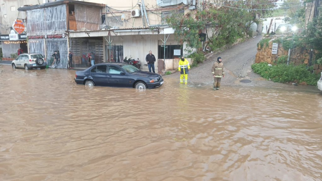 بالصور - إنقاذ مواطنين احتجزوا داخل سيارتهم في خلدة