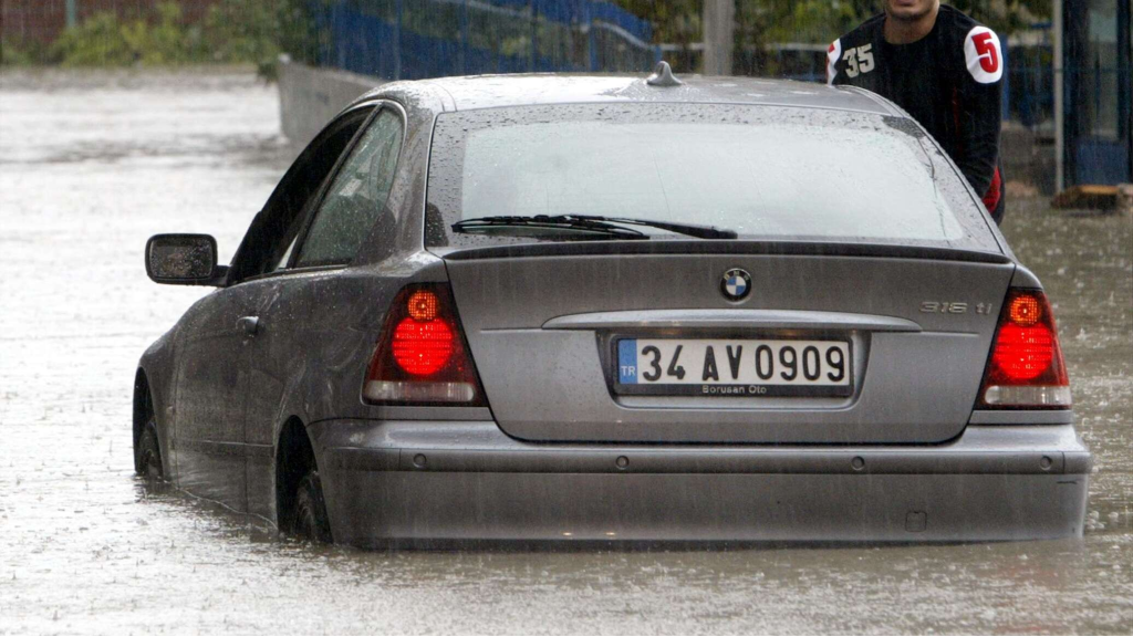 بالفيديو: المياه تغمر شوارع المتن.. والسيارات عالقة!(فيديو)