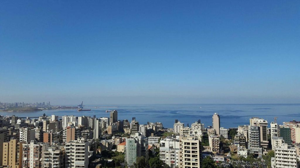 جبل يزحل على مبنى في جل الديب والسكان يناشدون المعنيين إلى التحرك