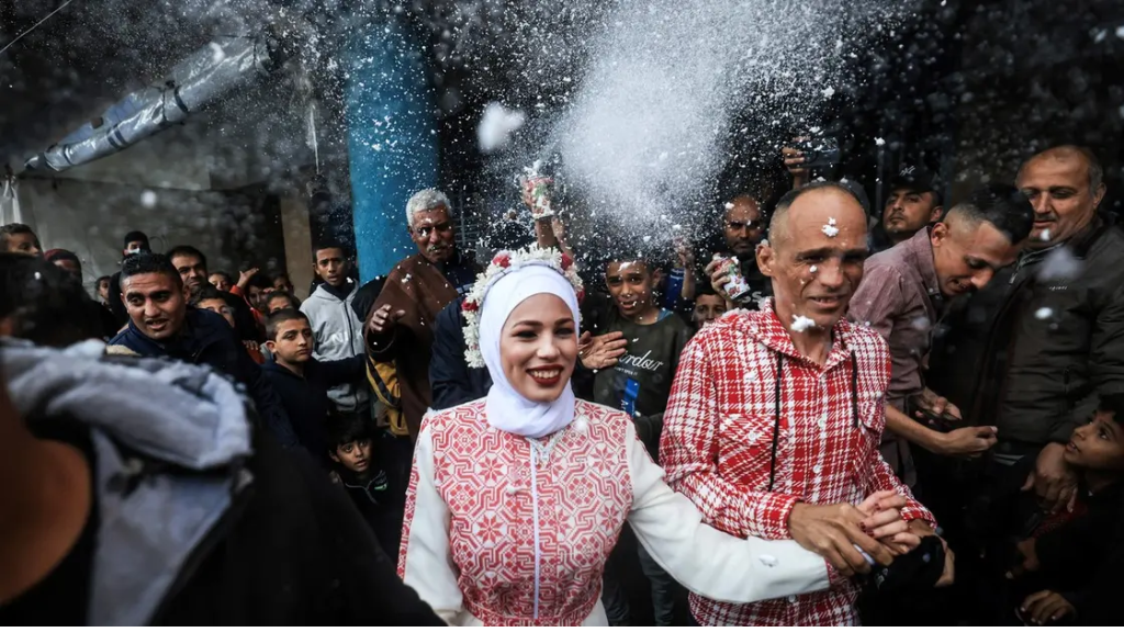 بالصور - فرحة وسط الدمار... زفاف لنازحين داخل مدرسة في رفح