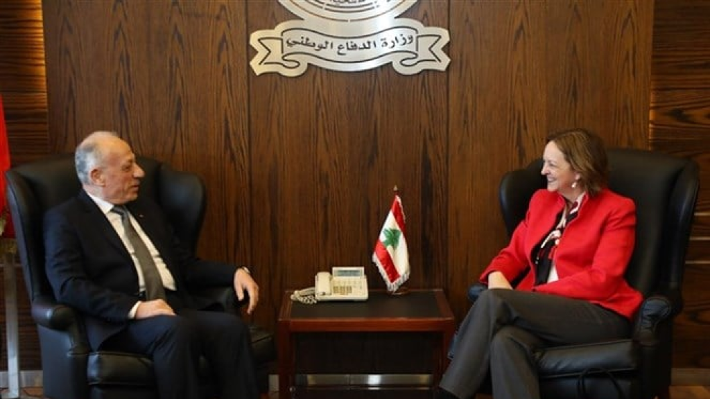 وزير الدفاع التقى السفيرة جونسون
