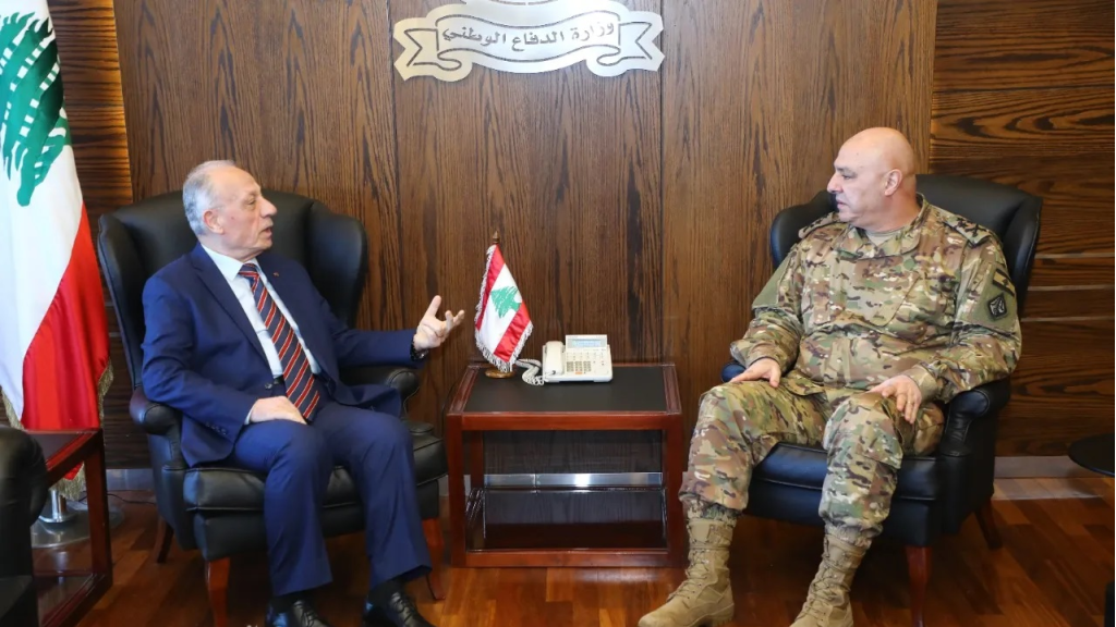 وزير الدفاع يقفل الباب في وجه قائد الجيش!