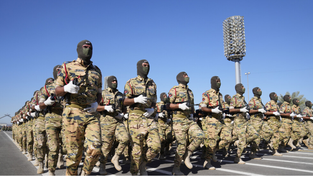 العراق.. ضابط في الجيش يصفع آخر أعلى رتبة منه ووزارة الدفاع تصدر بيانا ( فيديو)