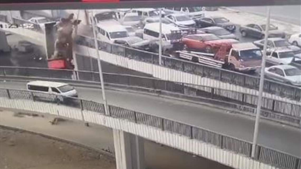 بالفيديو: مشهد مرعب… سيارات تسقط من فوق جسر وقتلى وجرحى
