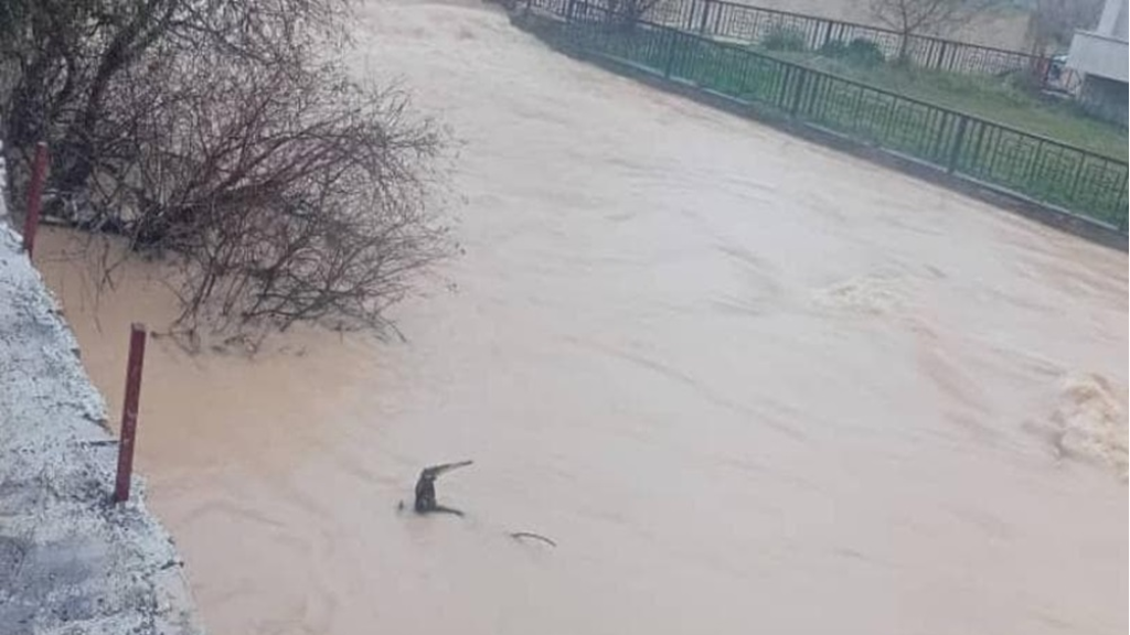 غرق طفلة  في مجاري المياه جراء السيول الجارفة