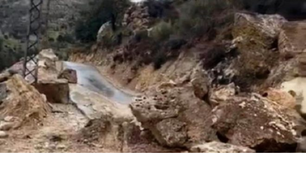 بالفيديو.. انهيار صخري على طريق الرابية