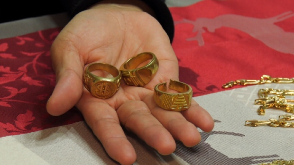 يبيعون  ذهبًا مزيّفًا... وقوى الأمن تلقي القبض عليهم