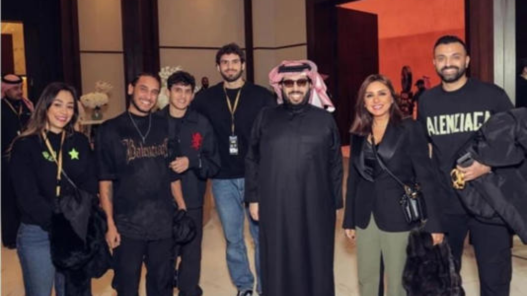 أصبح شاباً: أنغام تثير ضجة بظهورها مع ابنها في السعودية
