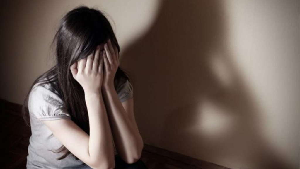 يستغل فتيات قاصرات ويعتدي عليهن وقوى الأمن توقفه!!