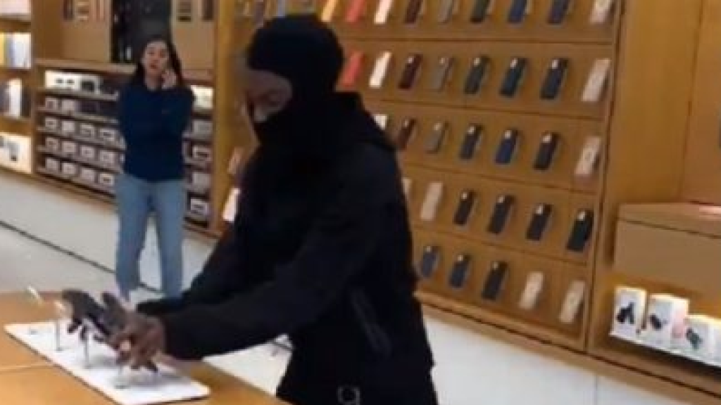في وضح النهار.. سرق 75 هاتفاً في كاليفورنيا! (فيديو)