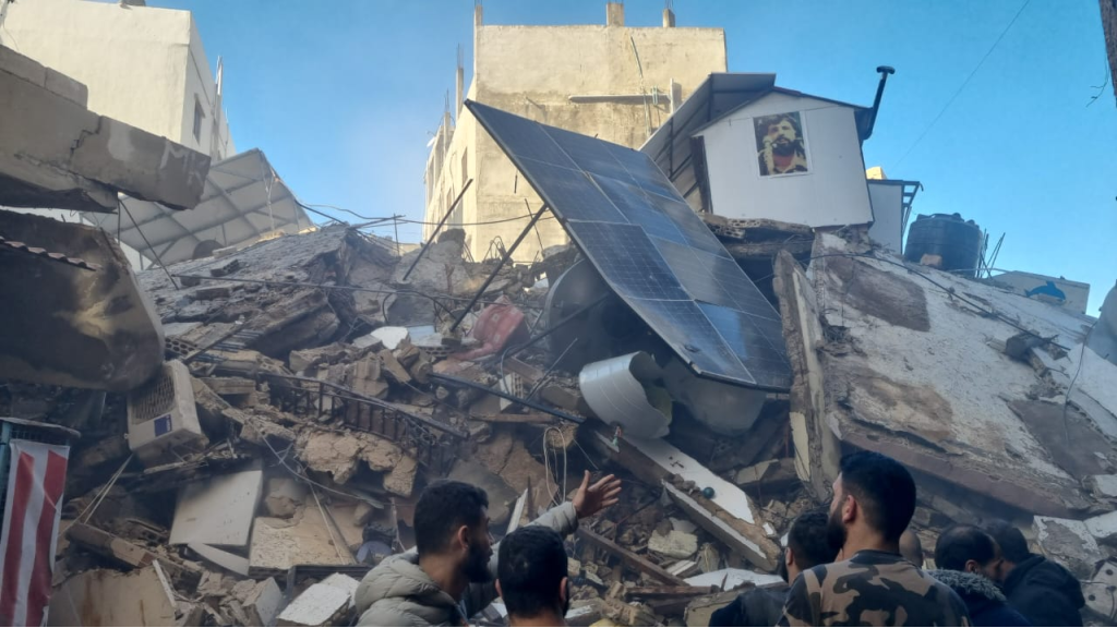 بالفيديو..مأساة في الشويفات ..سقوط مبنى من ٥ طوابق في صحراء الشويفات وفرق الاسعاف التابعة لجمعية كشافة الرسالة الاسلامية عملت على إخلائه