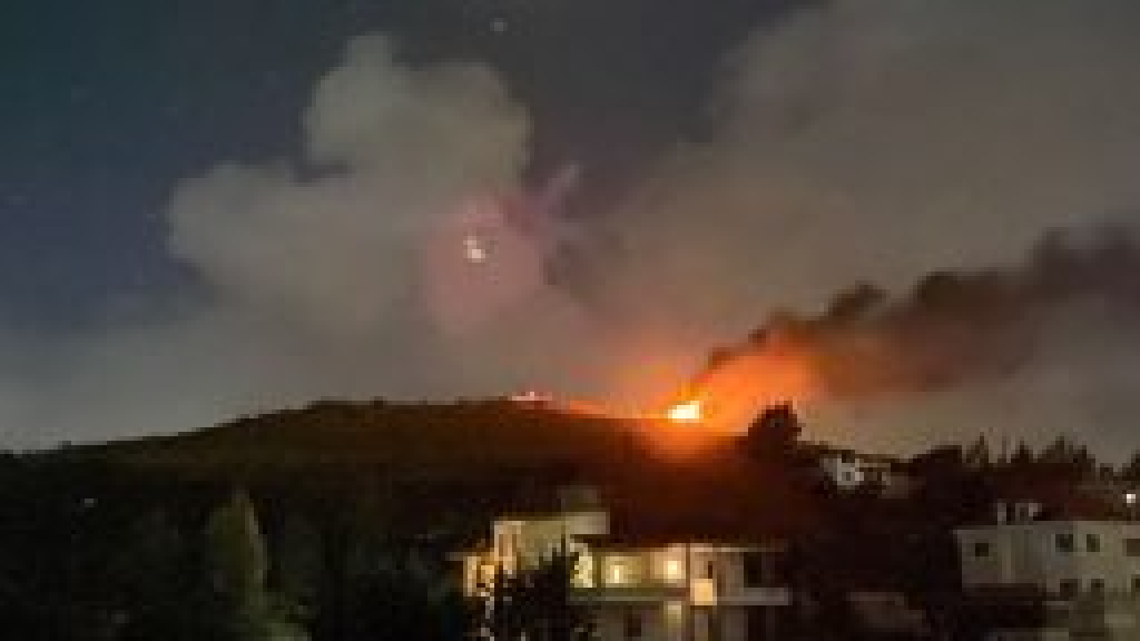 بالفيديو- الأضرار التي لحقت بالصيدلية التعاونية المستهدفة بالطيران المسير في بلدة الجبين