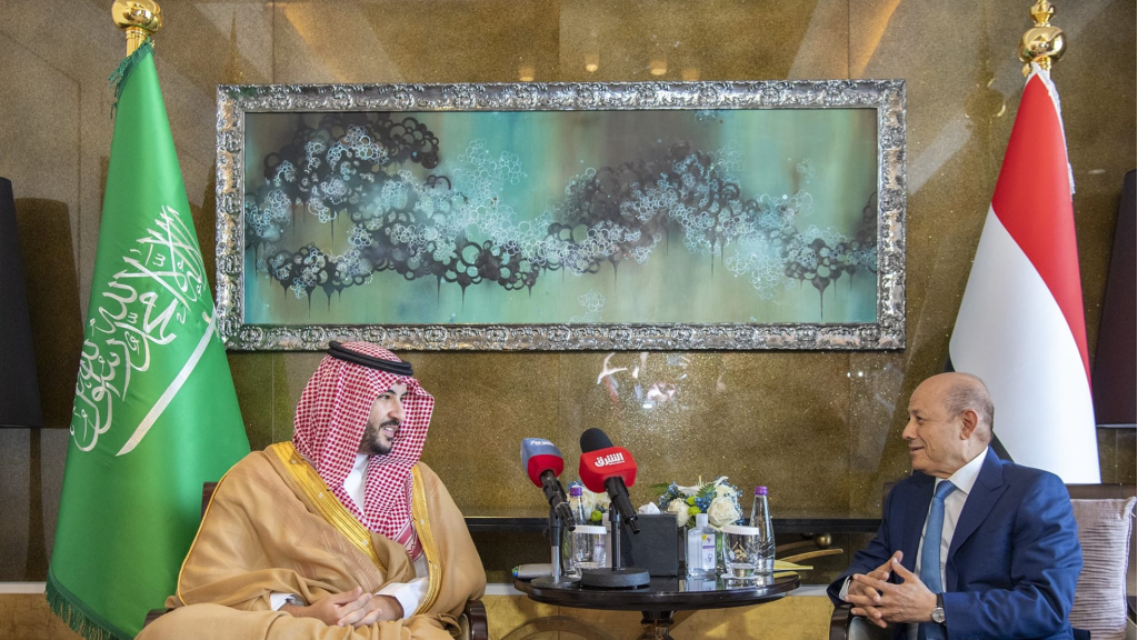 صحيفة بريطانية: السعودية تحاول ترميم سلطة الحكومة اليمنية المتآكلة بهذا الإجراء!