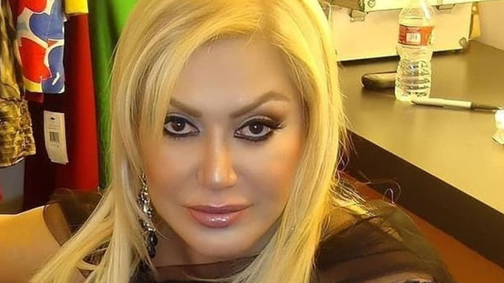 بنطلون من الدانتيل.. إطلالة مثيرة للفنانة أمل بوشوشة في عيد الحب (صور)